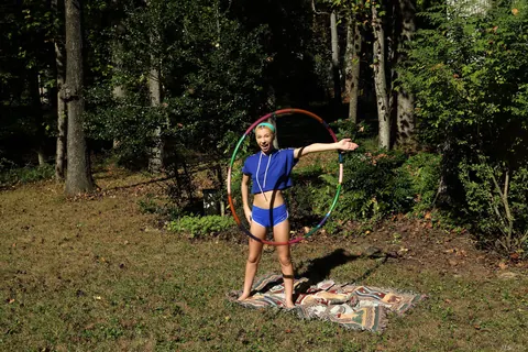 Kenzie Reeves: Skinny Blonde Fingers Her Pussy Outdoors After Yoga in Shorts – photo 3 of 21