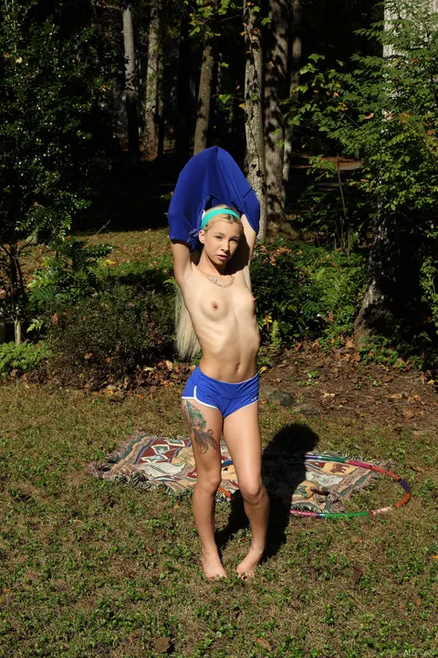 Kenzie Reeves: Skinny Blonde Fingers Her Pussy Outdoors After Yoga in Shorts – photo 6 of 21
