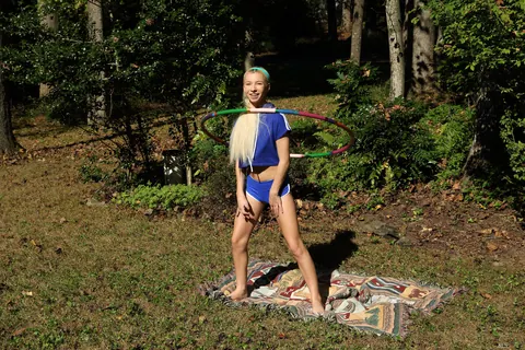 Kenzie Reeves: Skinny Blonde Fingers Her Pussy Outdoors After Yoga in Shorts – photo 4 of 21