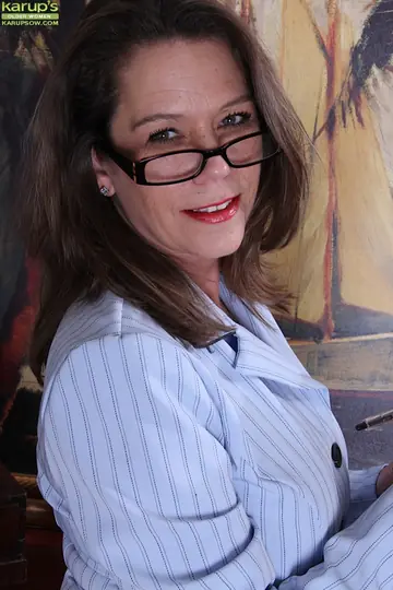 Jane Russell – Brunette MILF in Heels and Glasses Spreads Her Pussy