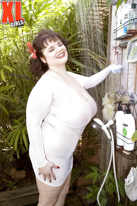 Scarlett Webb: Busty BBW Poses Nude Outdoors Showing Her Big Ass – photo 2 of 16