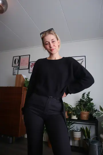 Thick Short-Haired Blonde Uses a Dildo and Fingers Her Pussy