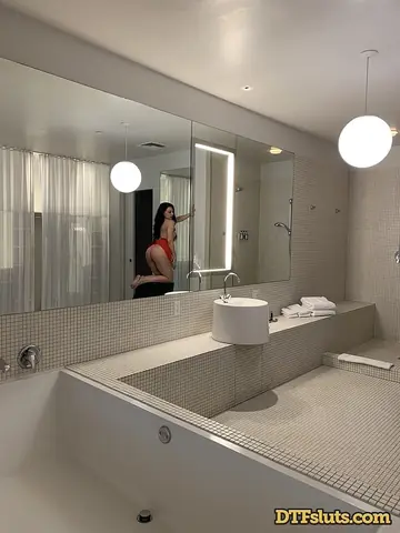 Whitney Wright – Blonde PAWG Pulls Shorts Aside and Spreads for Phone Selfie