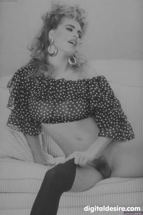 Blonde Poses Nude and Displays Her Body – photo 20 of 21