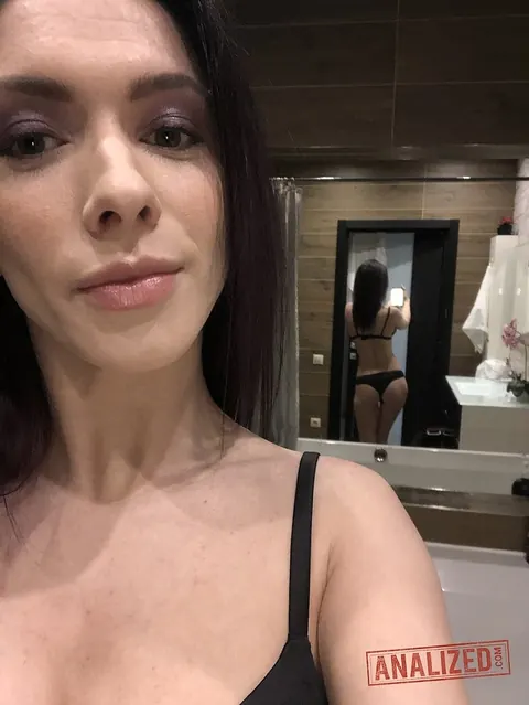 Curvy Russian in Lingerie Takes a Mirror Selfie While Spreading – photo 13 of 21