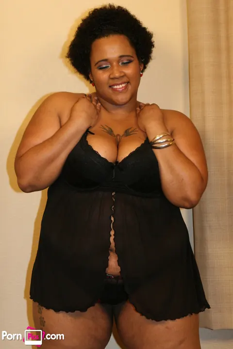 Ebony BBW Stripteases to Show Her Big Ass – photo 2 of 20