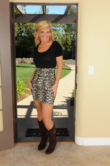 Crystal Jewels – Blonde MILF Strips and Shows Her Mature Body
