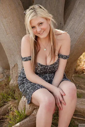 Kylee Wilson – Chubby Blonde Lifts Her Skirt to Show Her Big Tits Outdoors