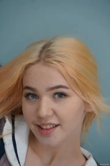Blonde with Big Ass Uses a Dildo and Spreads Her Legs