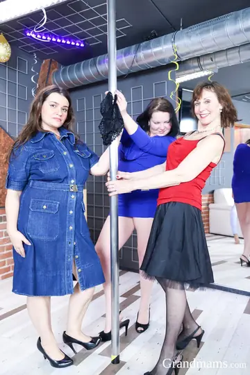 Eveline Magic – Three Mature Women Lift Skirts and Share a Cock in Group Blowjob