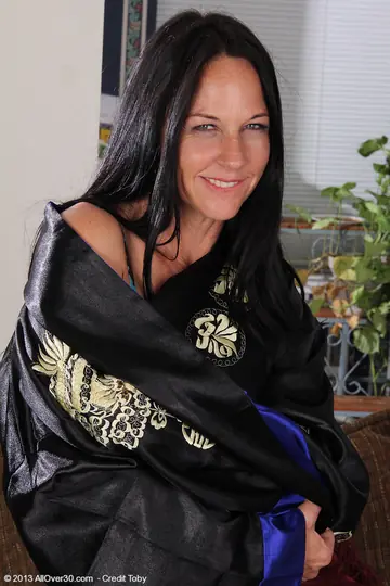 Kiera Blu – Curvy Brunette MILF Peels Off Her Thong and Fingers Her Pussy