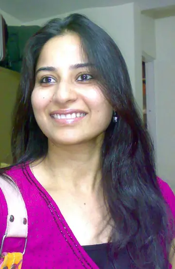 Indian Woman Strips Out of Her Skirt for Nude Posing