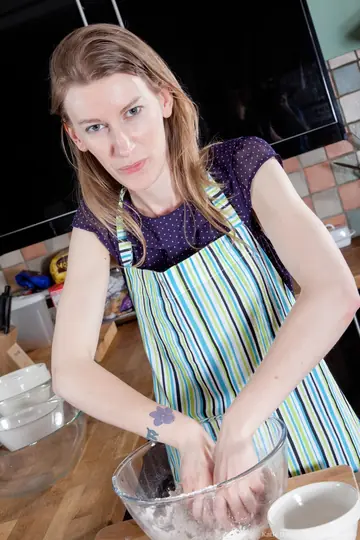 Katie Daze – Tall Slim Blonde Coats Hairy Pussy with Flour and Eggs in the Kitchen
