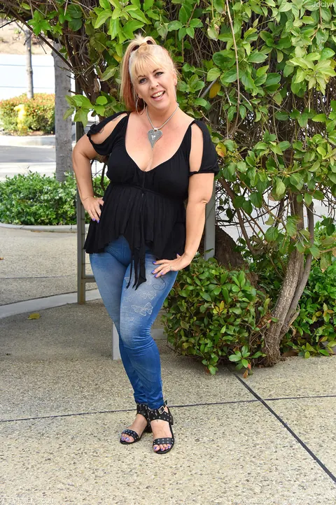 Joclyn Stone: Blonde MILF Flashes Her Big Natural Tits Outdoors – photo 8 of 20