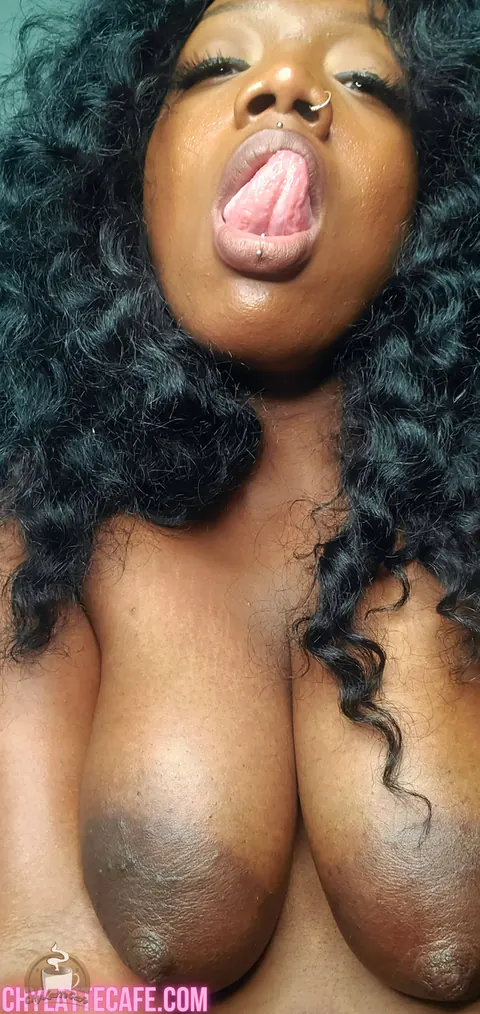 Chy Latte: Curvy Ebony MILF with Big Tits Uses a Dildo – photo 14 of 15