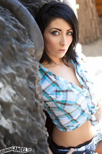 Audrina Lee – Short-Haired Brunette Kneels Outdoors and Fingers Her Pussy