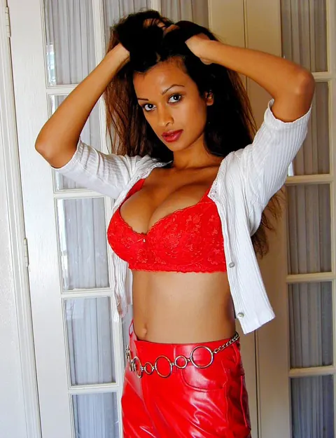 Minnie Gupta: Tall Indian Babe Undresses and Spreads on the Bed – photo 4 of 10