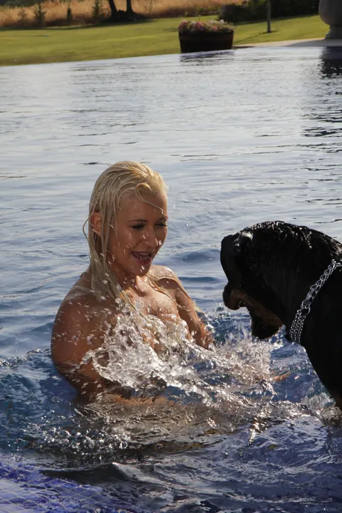 Suzie Carina & Tracy Pearl: Two Czech MILFs Kiss and Spread by the Pool – photo 13 of 21