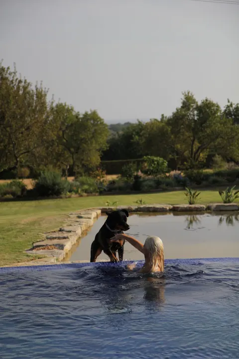 Suzie Carina & Tracy Pearl: Two Czech MILFs Kiss and Spread by the Pool – photo 12 of 21