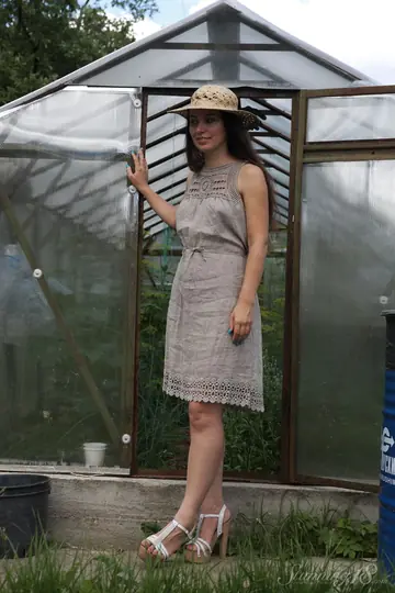 Thick Woman in Heels Spreads Her Ass and Pussy in a Greenhouse