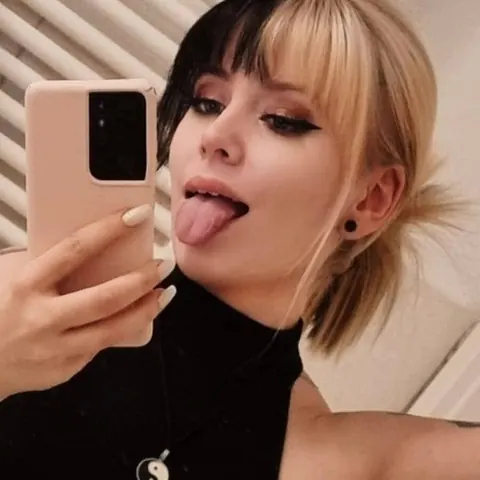 Busty Blonde Poses for Mirror Selfies – photo 2 of 10