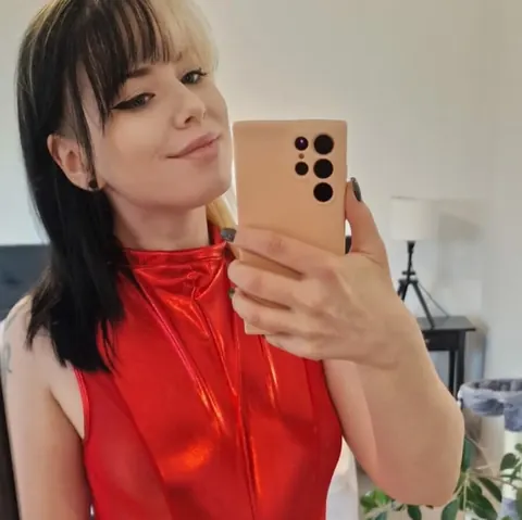 Busty Blonde Poses for Mirror Selfies – photo 8 of 10