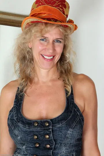 Cally Jo – Blonde MILF with Big Tits Strips and Fingers Her Wet Pussy