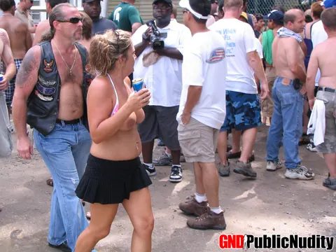 BBW with Glasses Strips Nude at Outdoor Festival – photo 4 of 12