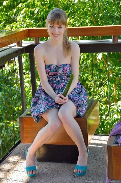 Dolly Leigh: Blonde in Heels Uses a Vegetable Toy Outdoors – photo 6 of 21