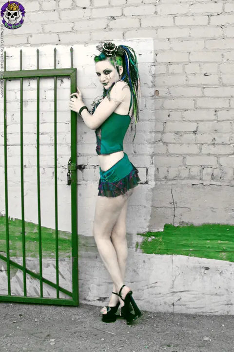 Scar 13: Tattooed Brunette Shows Her Big Tits Against a Brick Wall – photo 8 of 15