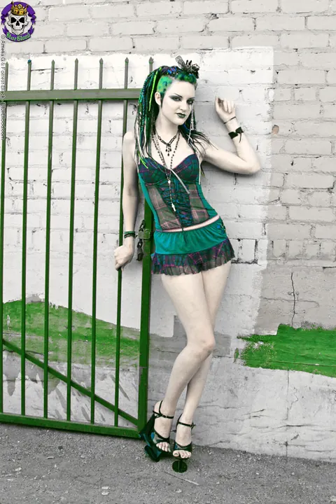 Scar 13: Tattooed Brunette Shows Her Big Tits Against a Brick Wall – photo 6 of 15