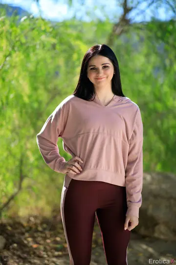Violet Rain – Brunette with Tattoo Sucks Cock and Spreads Outdoors
