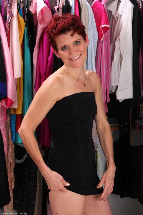 Suzy Stanton: Redhead MILF with a Tattoo Strips and Poses Nude – photo 4 of 21