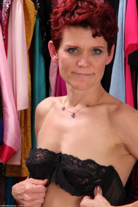 Suzy Stanton: Redhead MILF with a Tattoo Strips and Poses Nude – photo 8 of 21