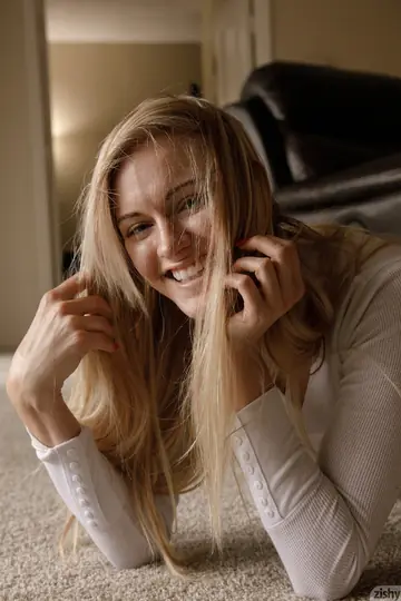 Dannell Norfolk – Blonde Amateur with Natural Tits Spreads Her Pussy