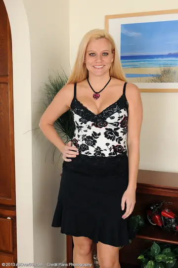 Lilly Swan – Thick Blonde MILF Strips and Shows Her Labia in Heels