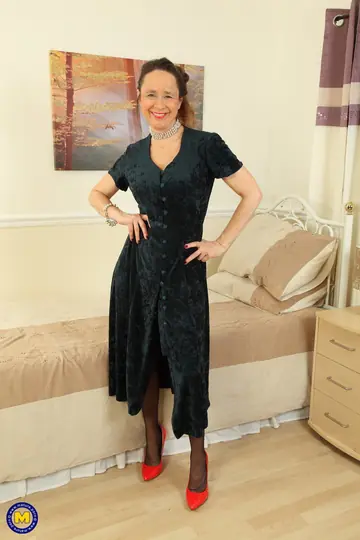 Thick British MILF Strips Out of Her Stockings and Gets Fucked on the Sofa