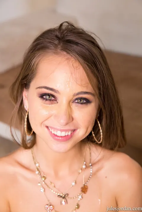 Riley Reid: Slim Brunette Sucks and Rides Outdoors in a Bikini – photo 21 of 21