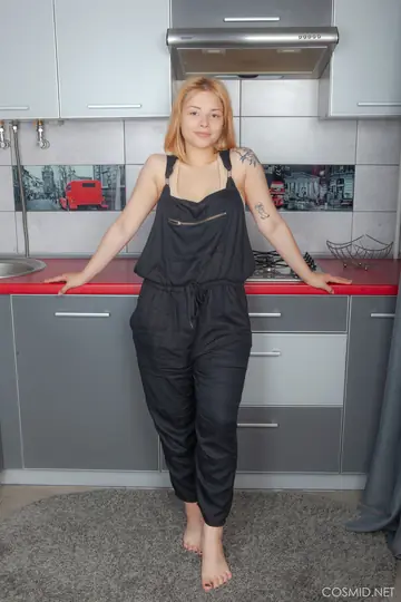 Bianca Bell – Czech Blonde Spreads Her Hairy Pussy in the Kitchen