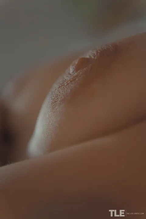 Hairy Brunette Masturbates on the Bed – photo 10 of 16