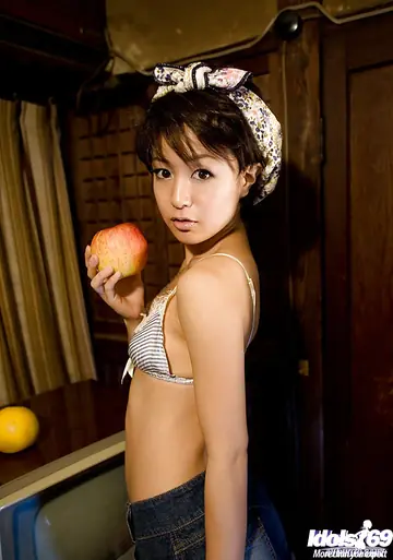 Nana Nanami – Petite Asian Woman in Panties Spreads Her Pussy