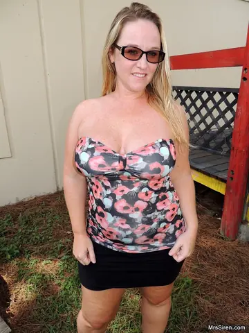 Dee Siren – Mature Blonde MILF Shows Her Big Tits and Huge Ass Outdoors in Panties