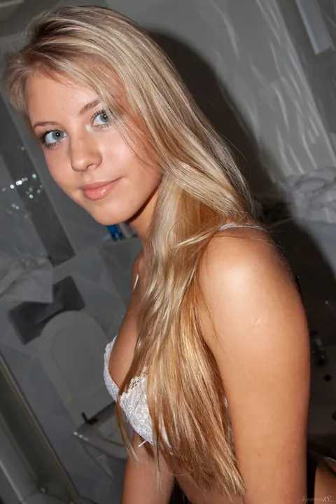 Petite Blonde Flaunts Her Curves in the Bathroom – photo 2 of 20