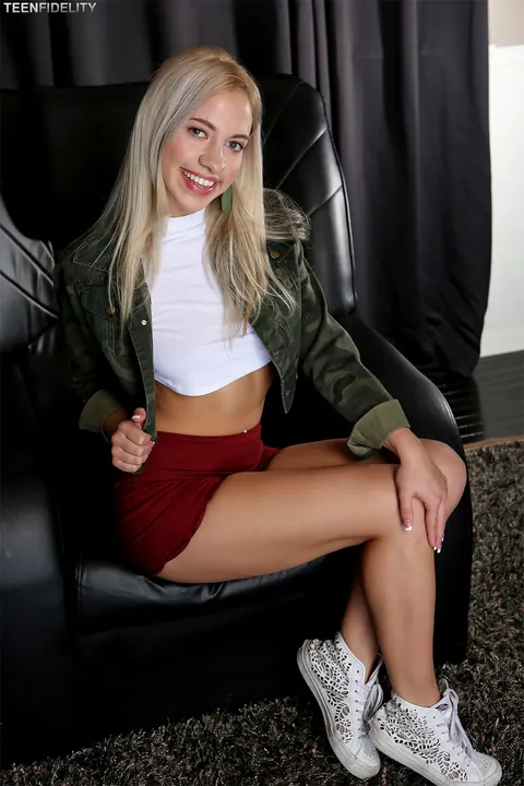 Khloe Kapri: Petite Blonde Spreads Her Legs Wide – photo 1 of 18