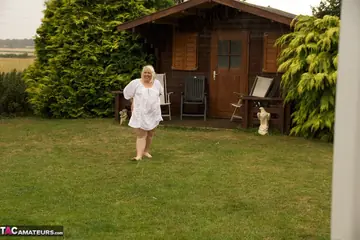 Lexie Cummings – Thick British MILF Spreads on the Back Lawn
