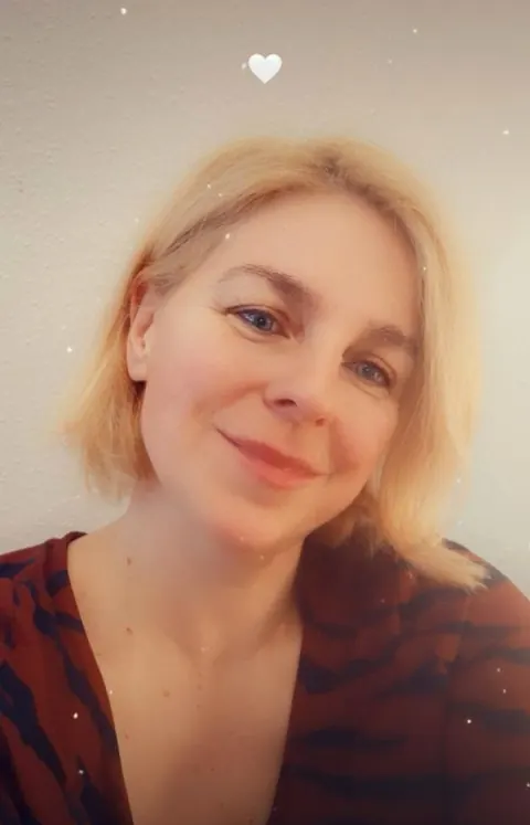 Curvy MILF Poses in No-Makeup Selfies – photo 2 of 19