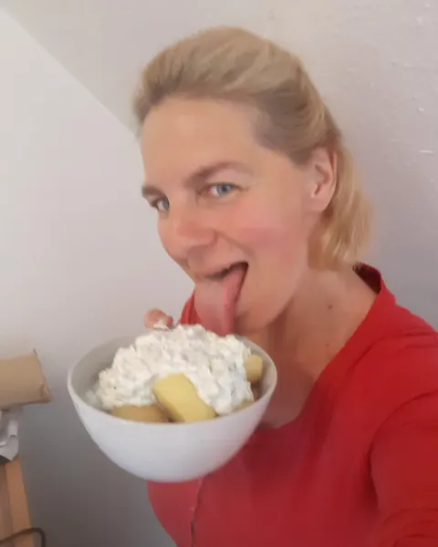 Curvy MILF Poses in No-Makeup Selfies – photo 3 of 19