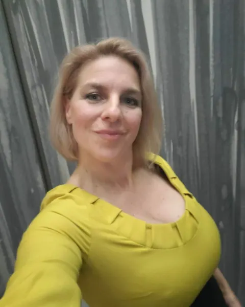 Curvy MILF Poses in No-Makeup Selfies – photo 12 of 19