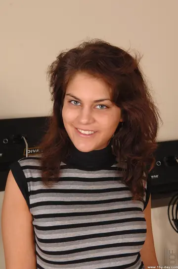 Defrancesca Gallardo – Tall Czech Brunette Undresses and Spreads Her Pussy