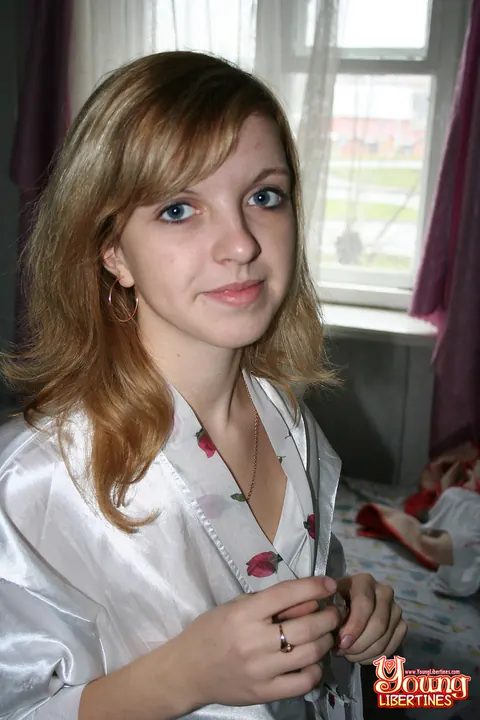 Katya Mukhina: Skinny European Blonde Strips Naked in the Bedroom – photo 1 of 20